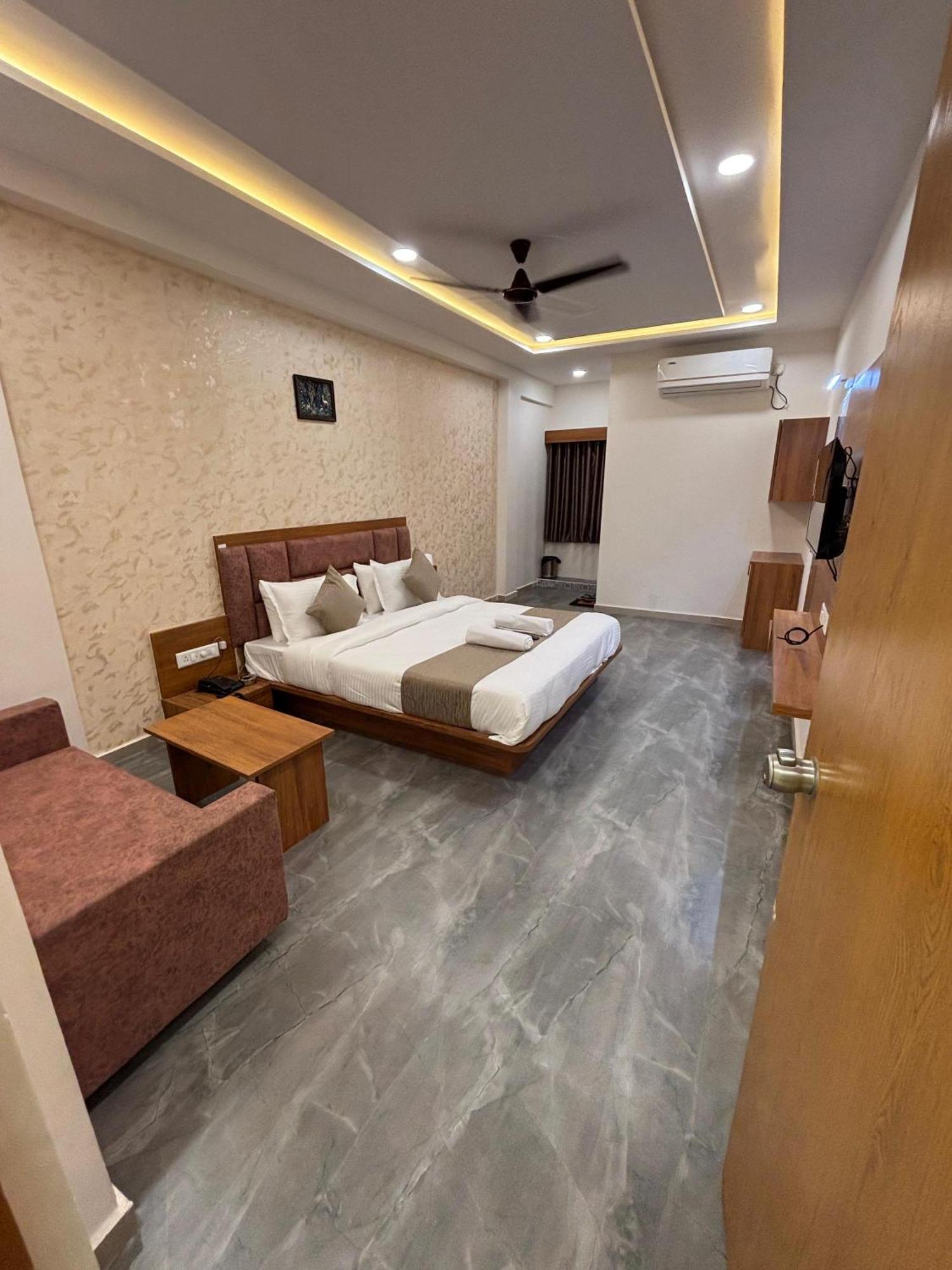 Hotel Mountain Bharuch ภายนอก รูปภาพ