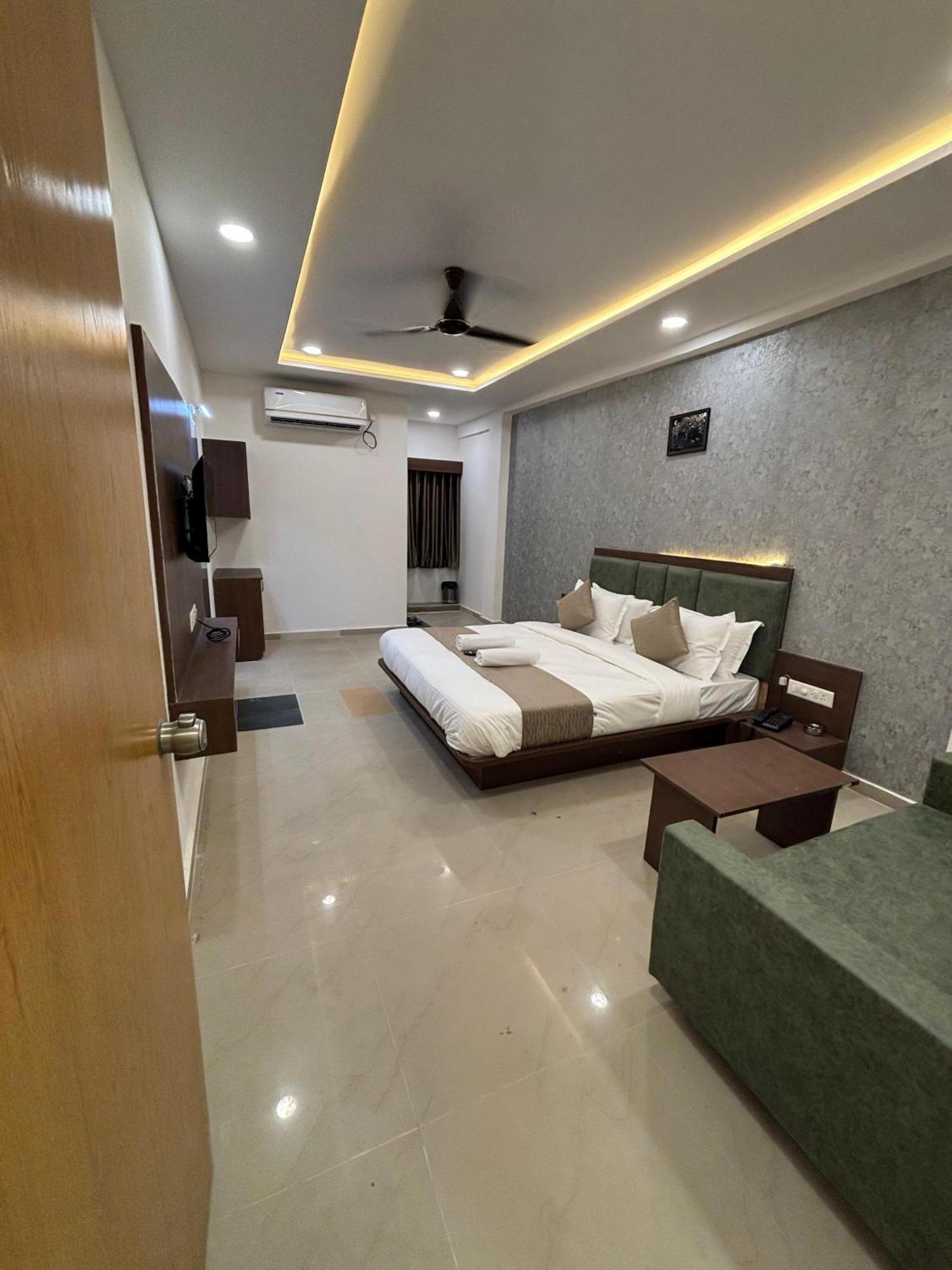 Hotel Mountain Bharuch ภายนอก รูปภาพ